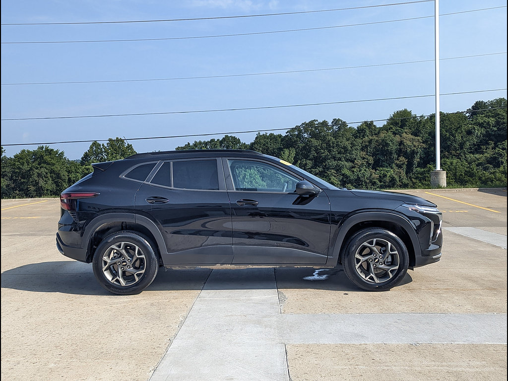 Used 2025 Chevrolet Trax LT FWD image 6