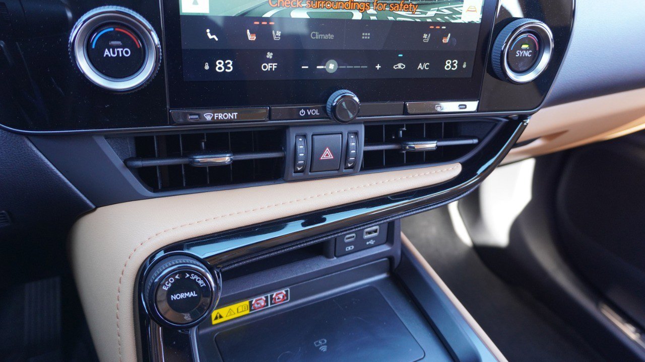 Used 2025 Lexus NX 250 FWD w/ Towing Package (2000 Lbs) image 18