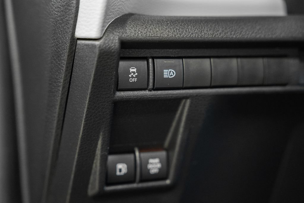 Used 2025 Toyota Sienna LE FWD image 36