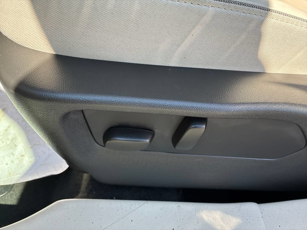 Used 2023 Buick Envision Essence AWD/4WD image 11