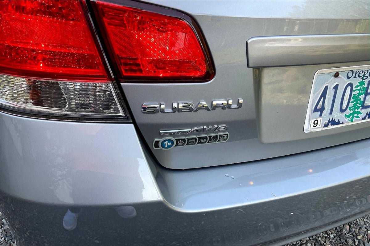 Used 2010 Subaru Legacy 2.5i Premium AWD/4WD image 22