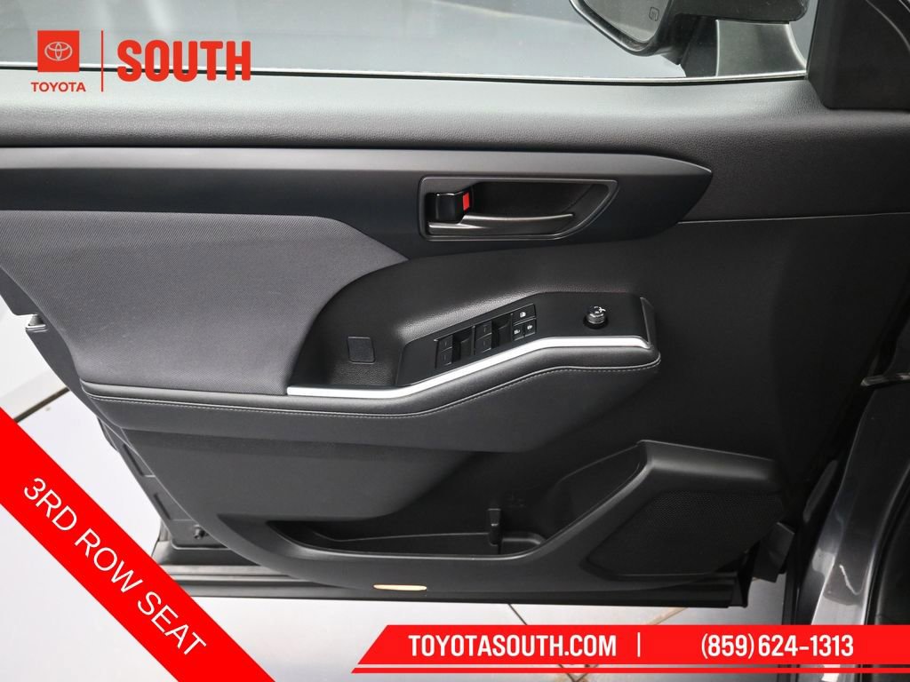 Used 2023 Toyota Highlander L FWD image 24