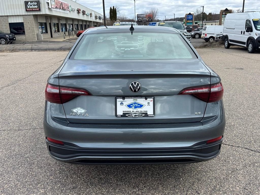 Used 2024 Volkswagen Jetta SE image 3