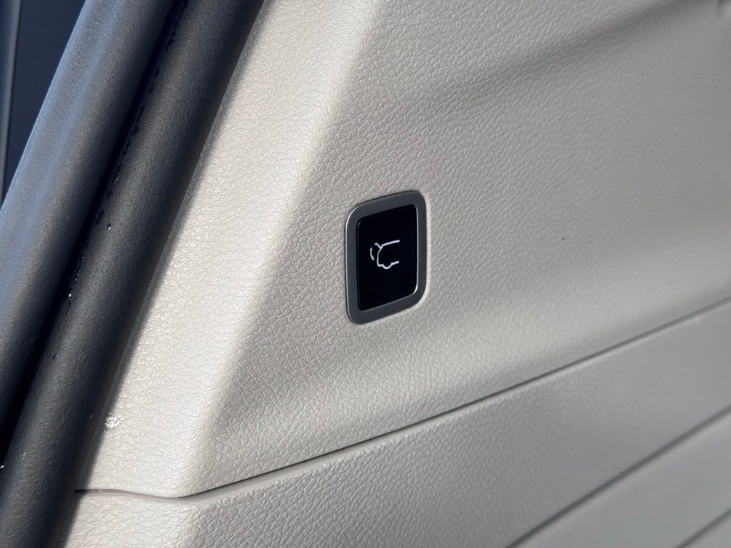 Used 2024 Chrysler Pacifica Select FWD image 43