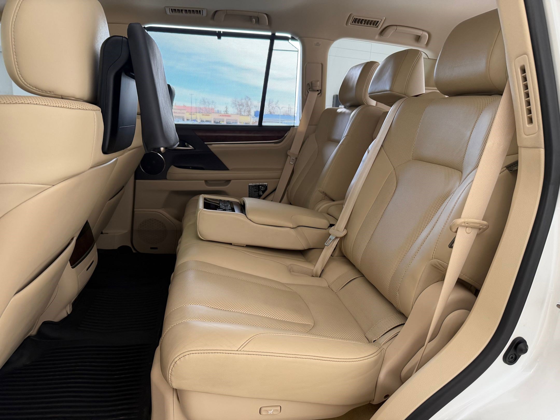 Used 2020 Lexus LX 570 4WD w/ Luxury Package image 14