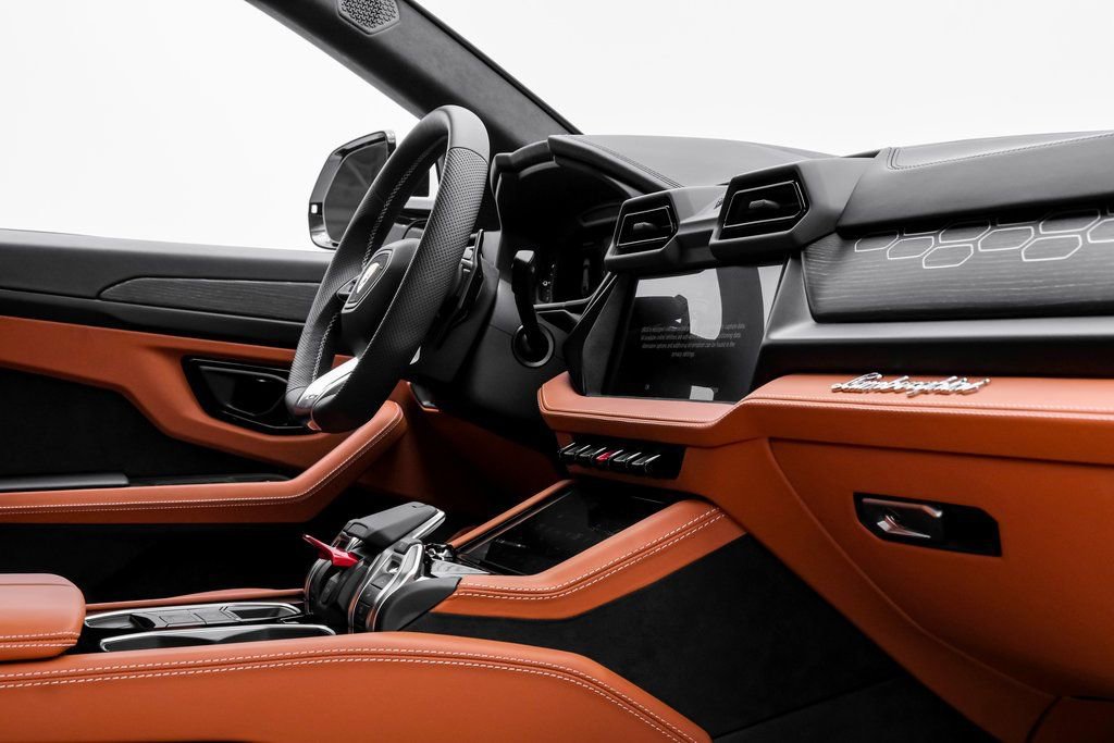 Used 2025 Lamborghini Urus SE AWD/4WD image 28