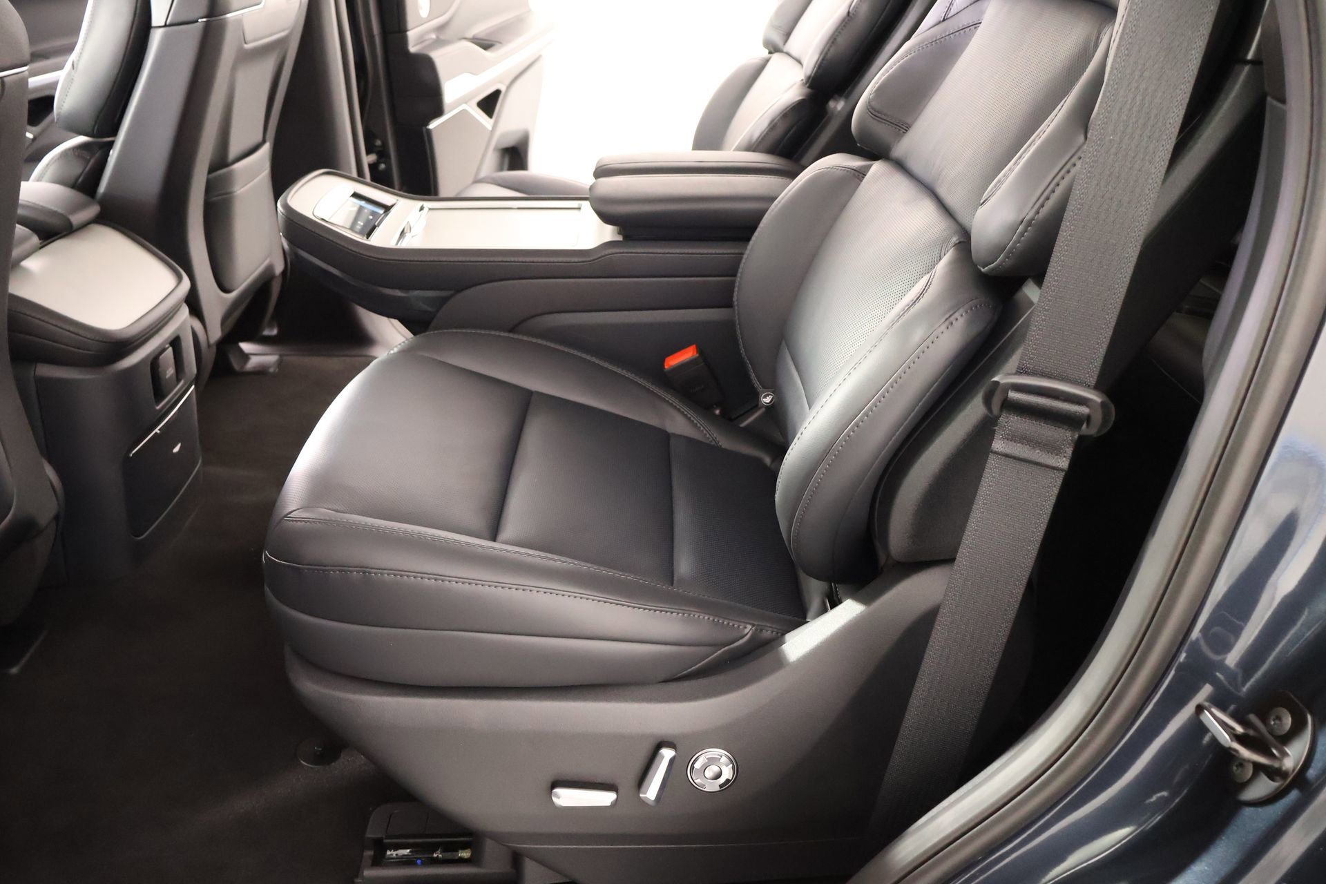 New 2026 Lincoln Navigator Reserve w/ Jet Appearance Package image 12