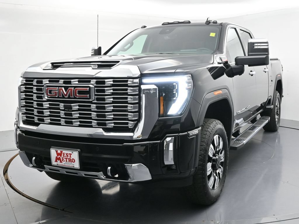 Used 2025 GMC Sierra 3500 Denali w/ Technology Package AWD/4WD image 2