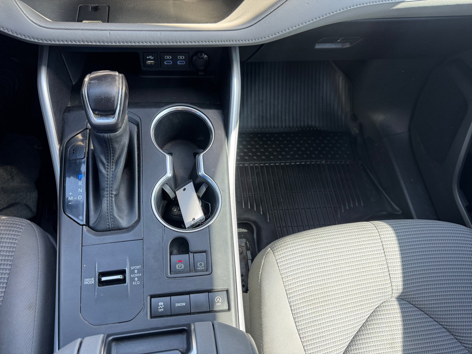 Used 2022 Toyota Highlander LE FWD image 19