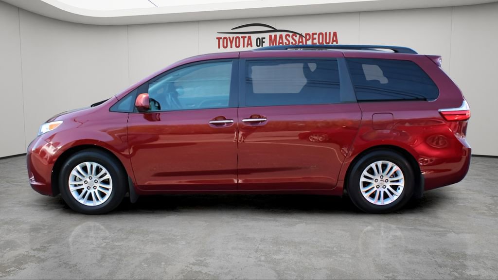 Used 2017 Toyota Sienna XLE w/ XLE Navigation Package FWD image 25