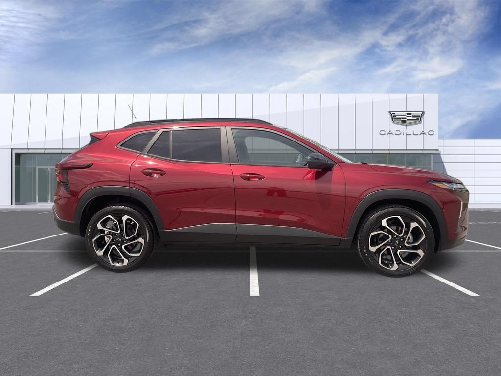 Used 2024 Chevrolet Trax RS w/ Sunroof Package FWD image 9