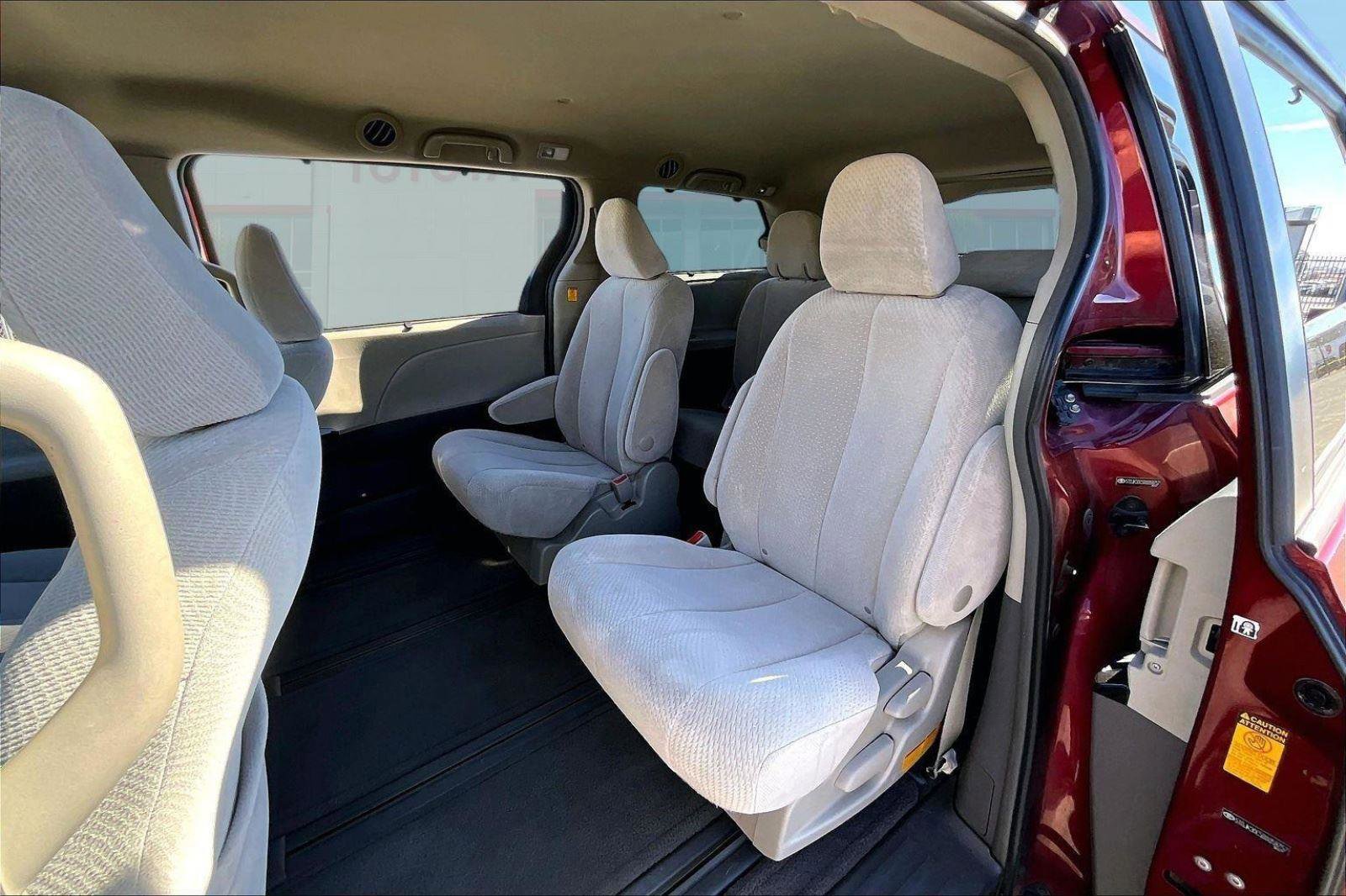 Used 2013 Toyota Sienna LE w/ Towing Pkg image 24