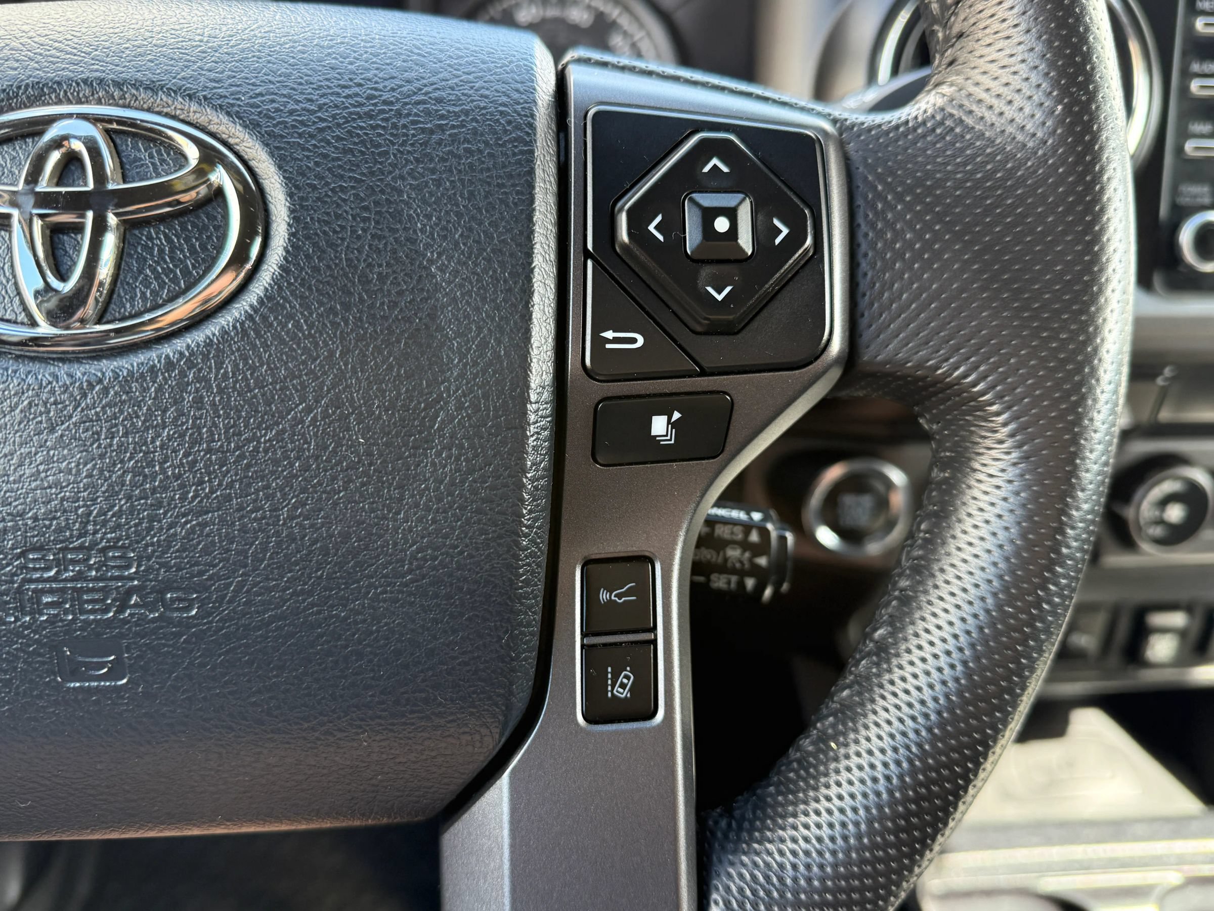 Used 2020 Toyota Tacoma TRD Off-Road w/ Technology Package AWD/4WD image 28