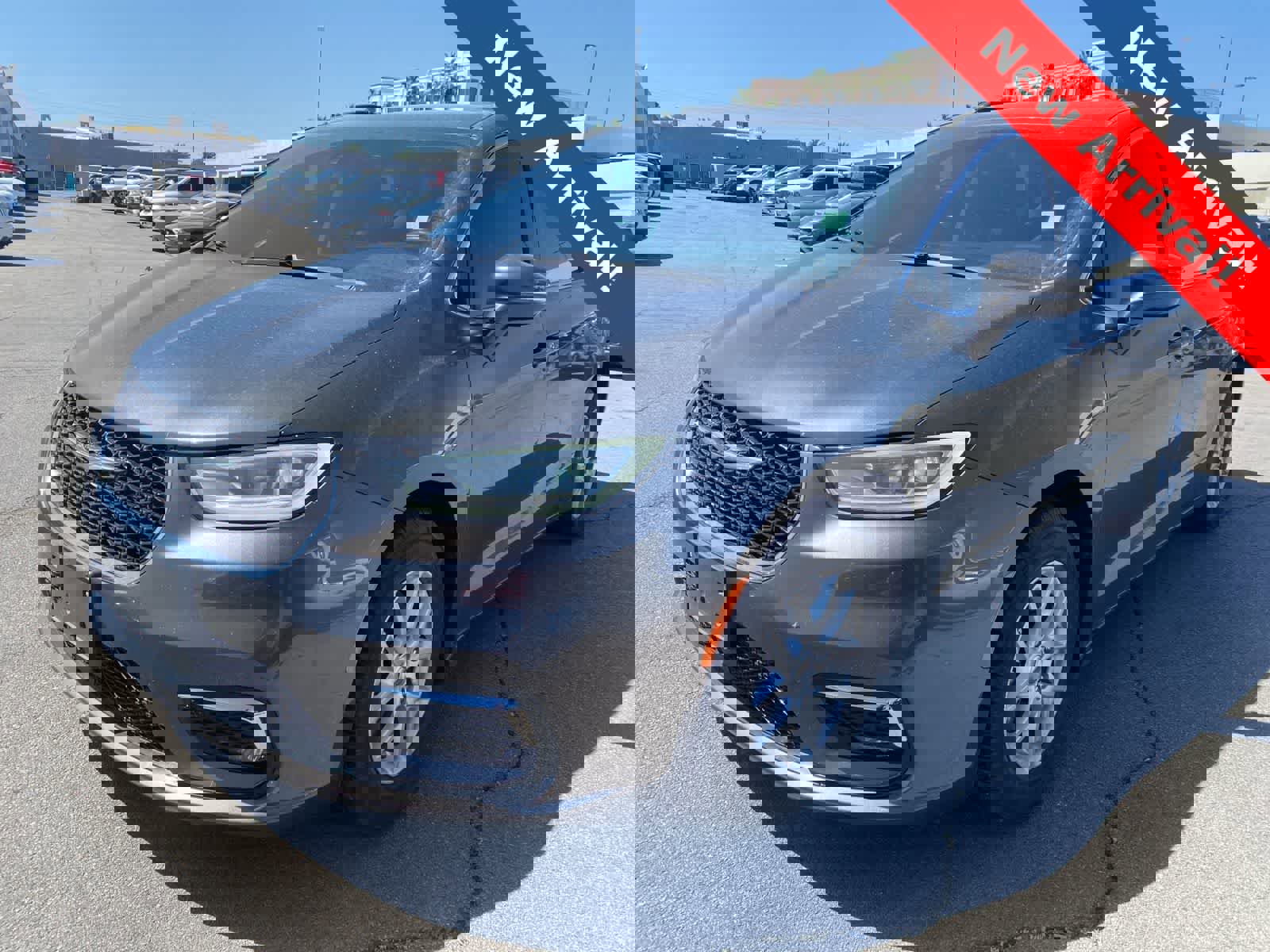 Used 2022 Chrysler Pacifica Touring-L FWD image 1