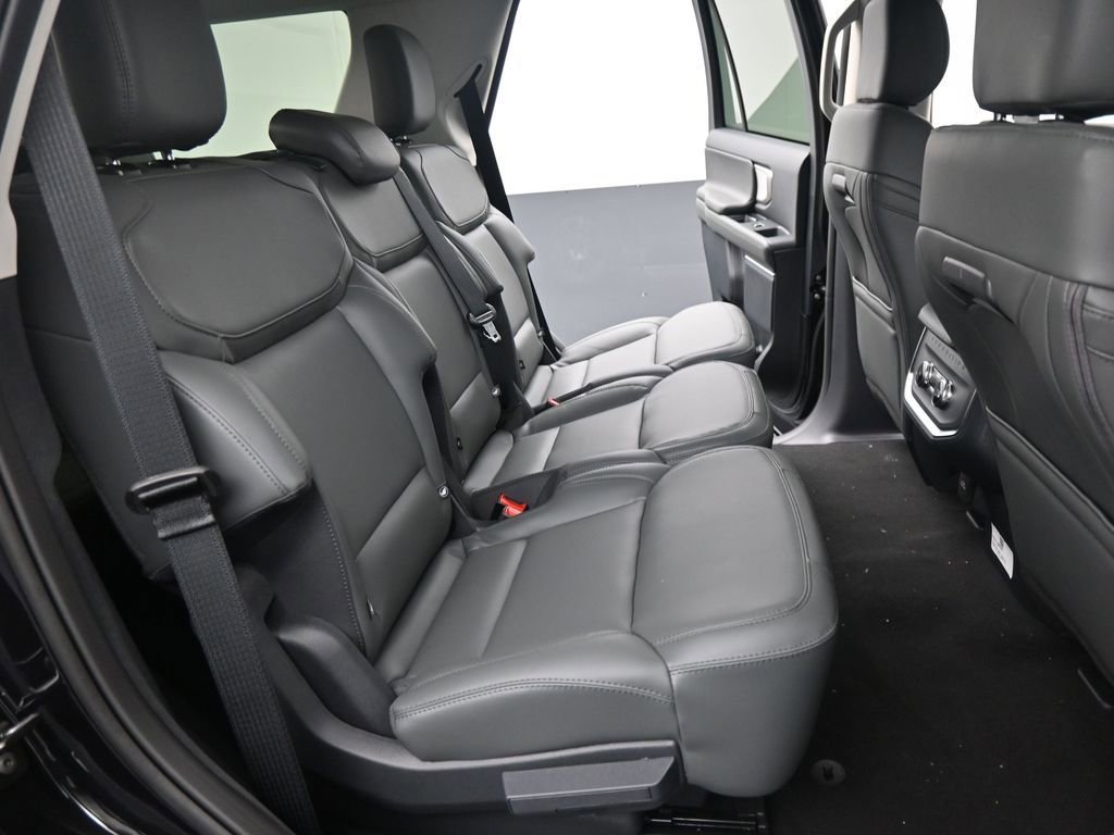 New 2026 Ford Expedition Active image 18