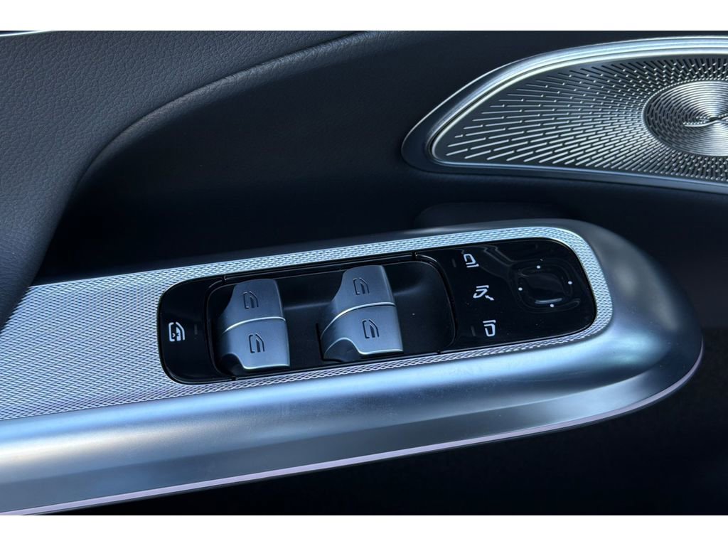 Used 2025 Mercedes-Benz E 350 Sedan image 12