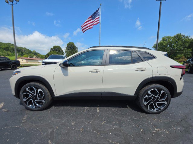 New 2026 Chevrolet Trax RS w/ Sunroof Package FWD image 2