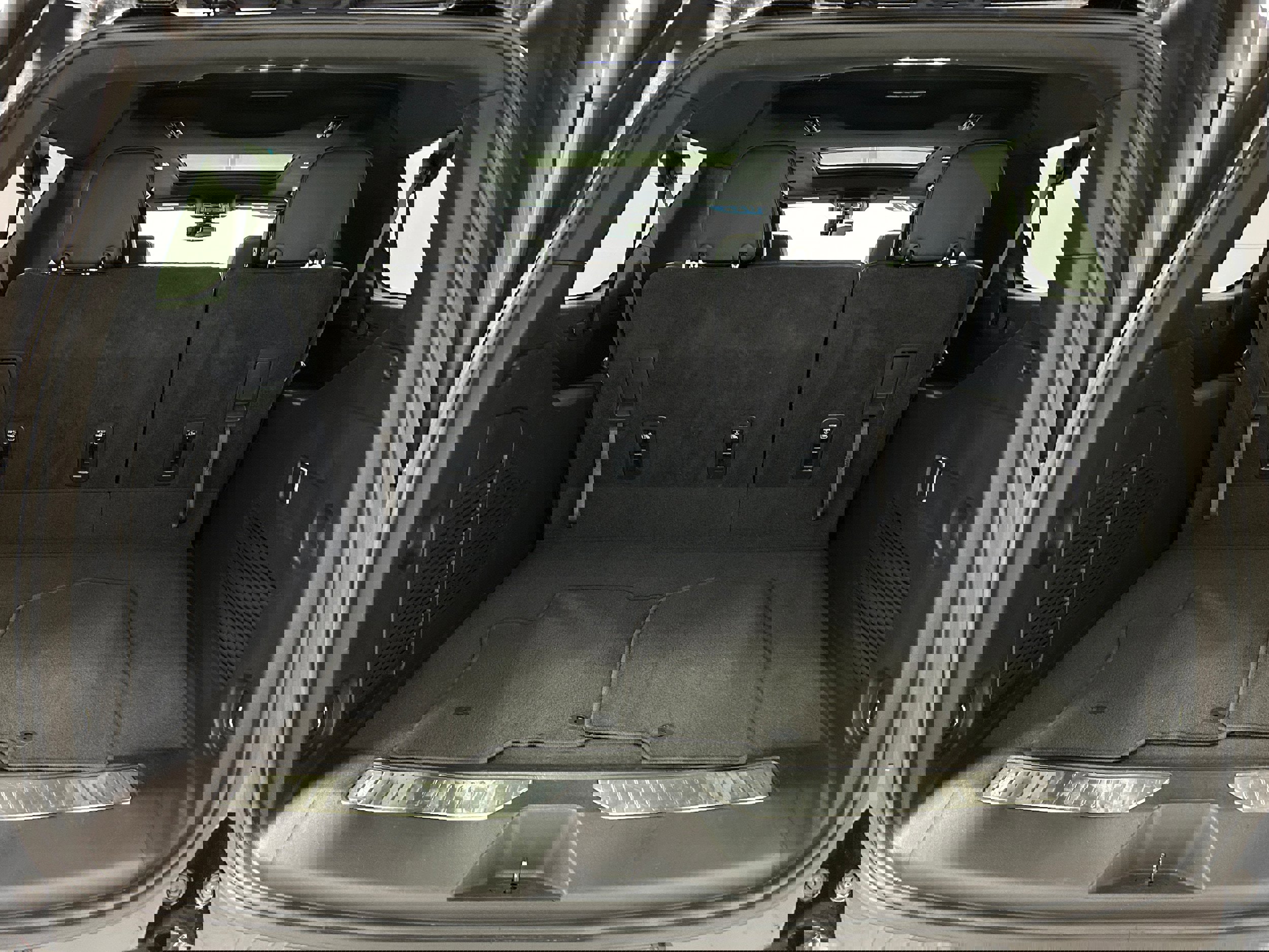 Used 2022 Chevrolet Suburban Z71 image 35