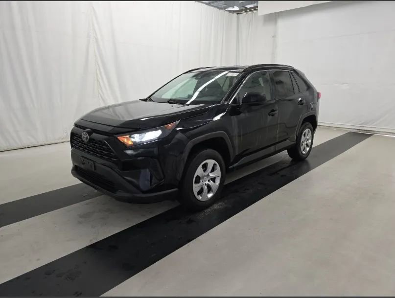 Used 2021 Toyota RAV4 LE image 1