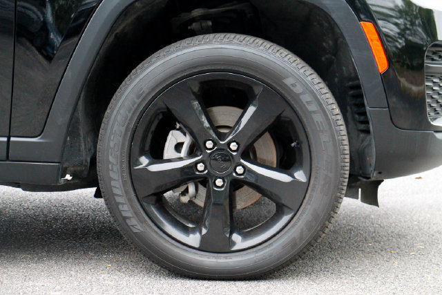 Used 2024 Jeep Grand Cherokee Altitude AWD/4WD image 18
