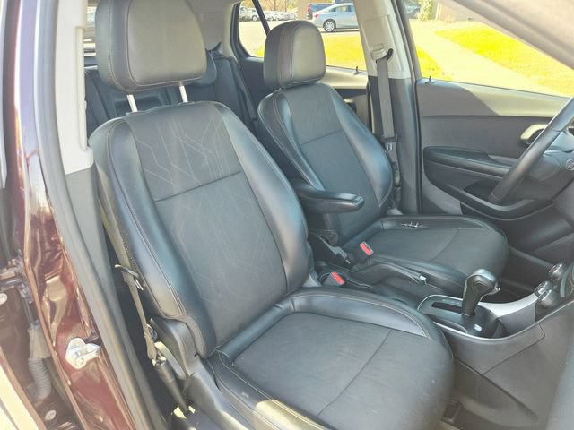 Used 2021 Chevrolet Trax LT w/ LT Convenience Package FWD image 15