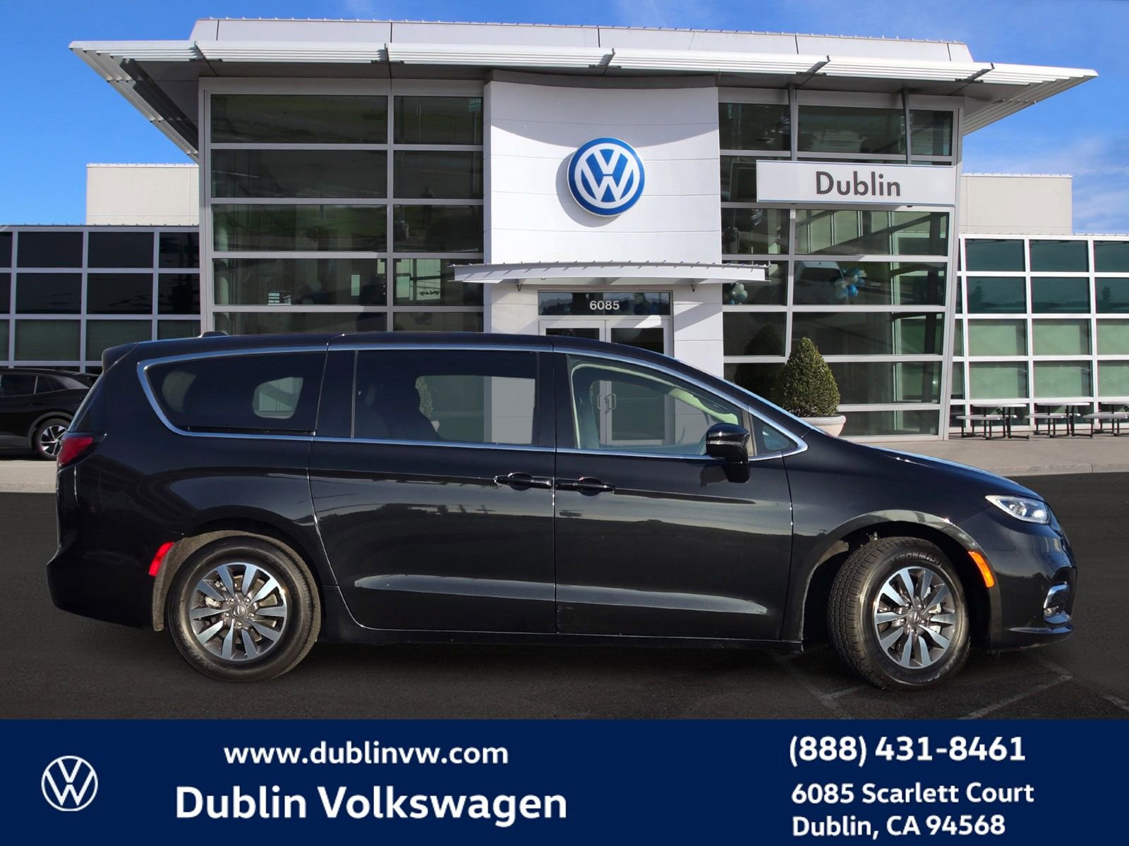 Used 2024 Chrysler Pacifica Select image 3