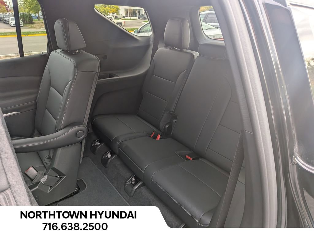 Used 2025 Chevrolet Traverse LT image 8