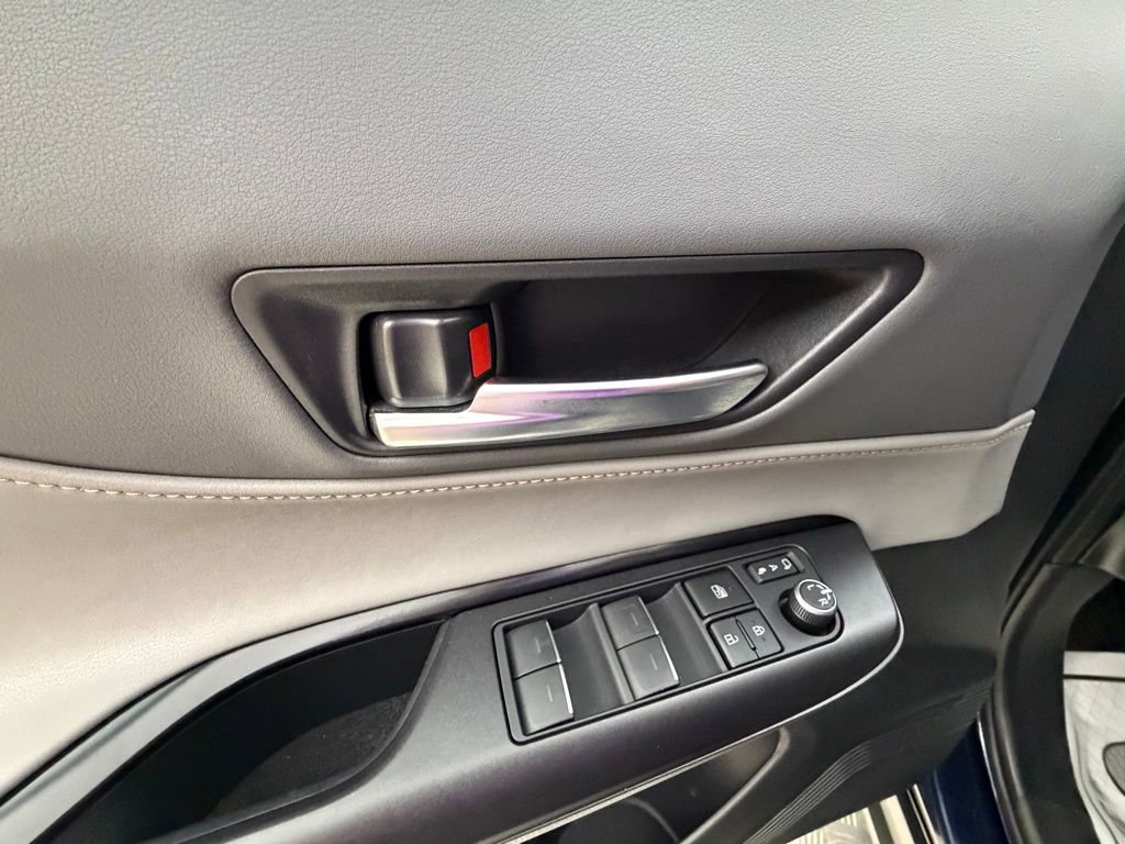 Used 2023 Toyota Venza LE image 25