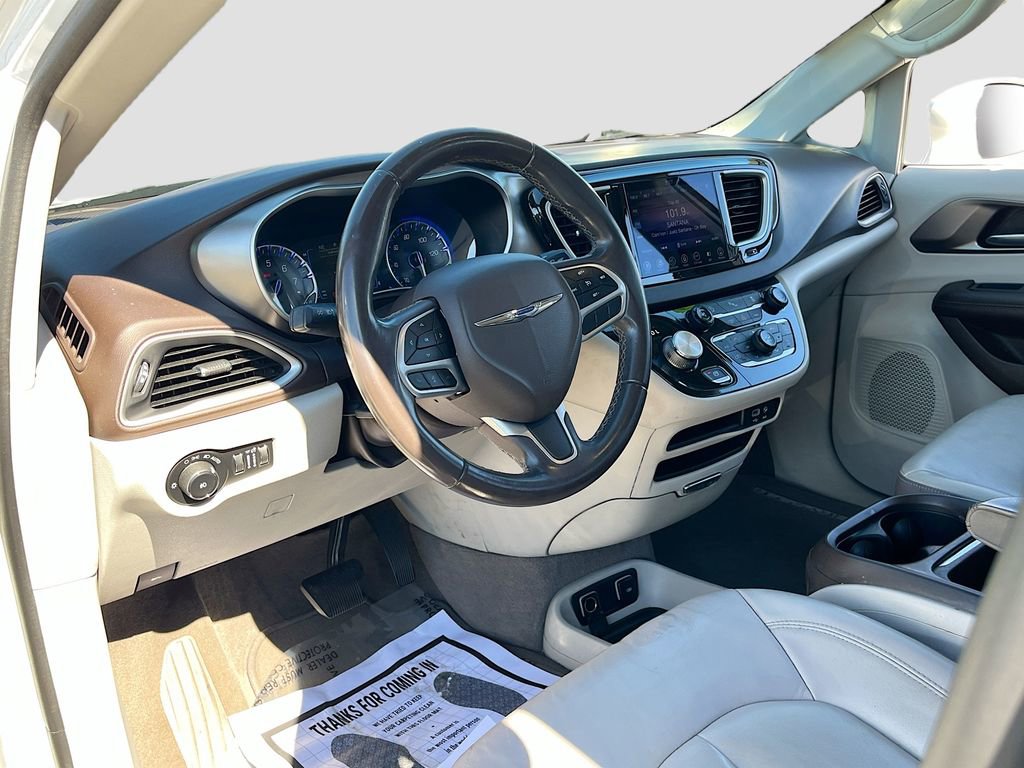 Used 2017 Chrysler Pacifica Touring-L image 9