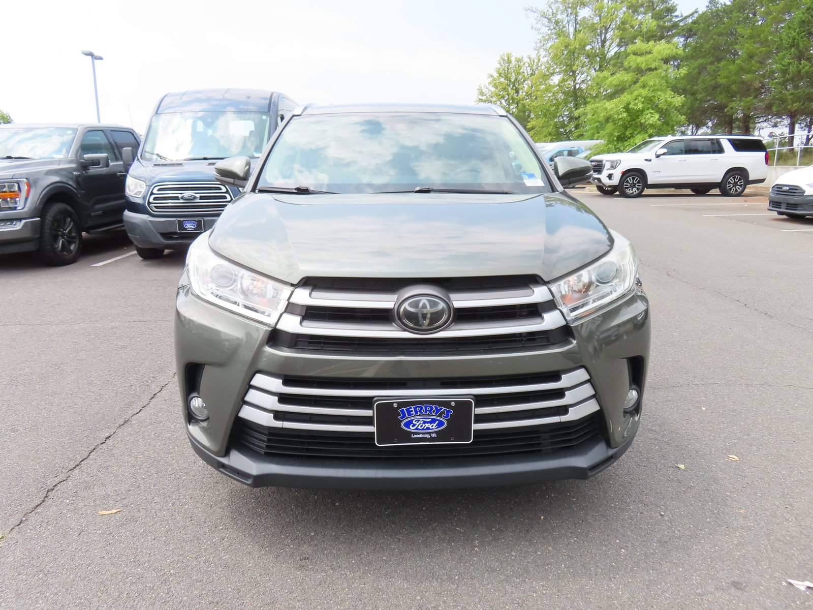Used 2018 Toyota Highlander XLE w/ Carpet Mat Package (TMS) AWD/4WD image 2