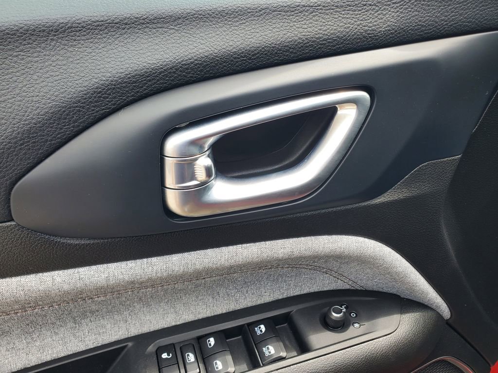 Used 2023 Jeep Compass Latitude image 19