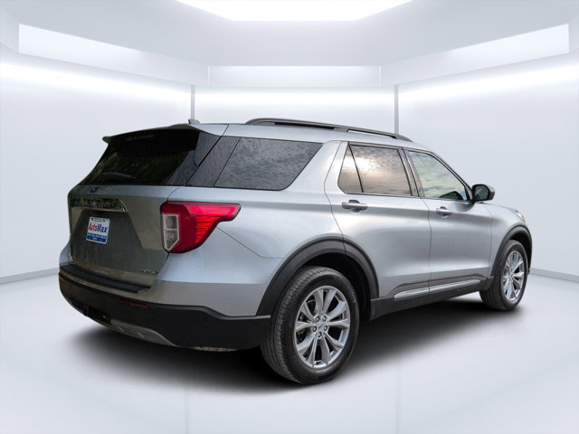 Used 2023 Ford Explorer XLT w/ Equipment Group 202A AWD/4WD image 3