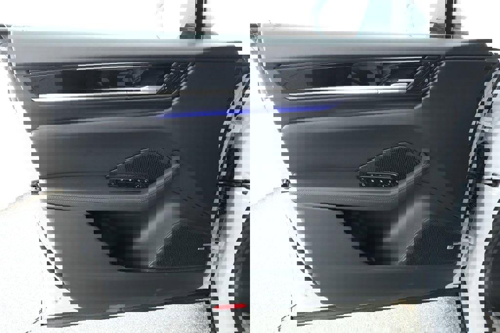 Used 2025 Porsche Macan Electric w/ Premium Package image 9