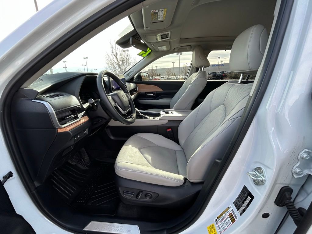 Used 2024 Toyota Grand Highlander Limited image 13