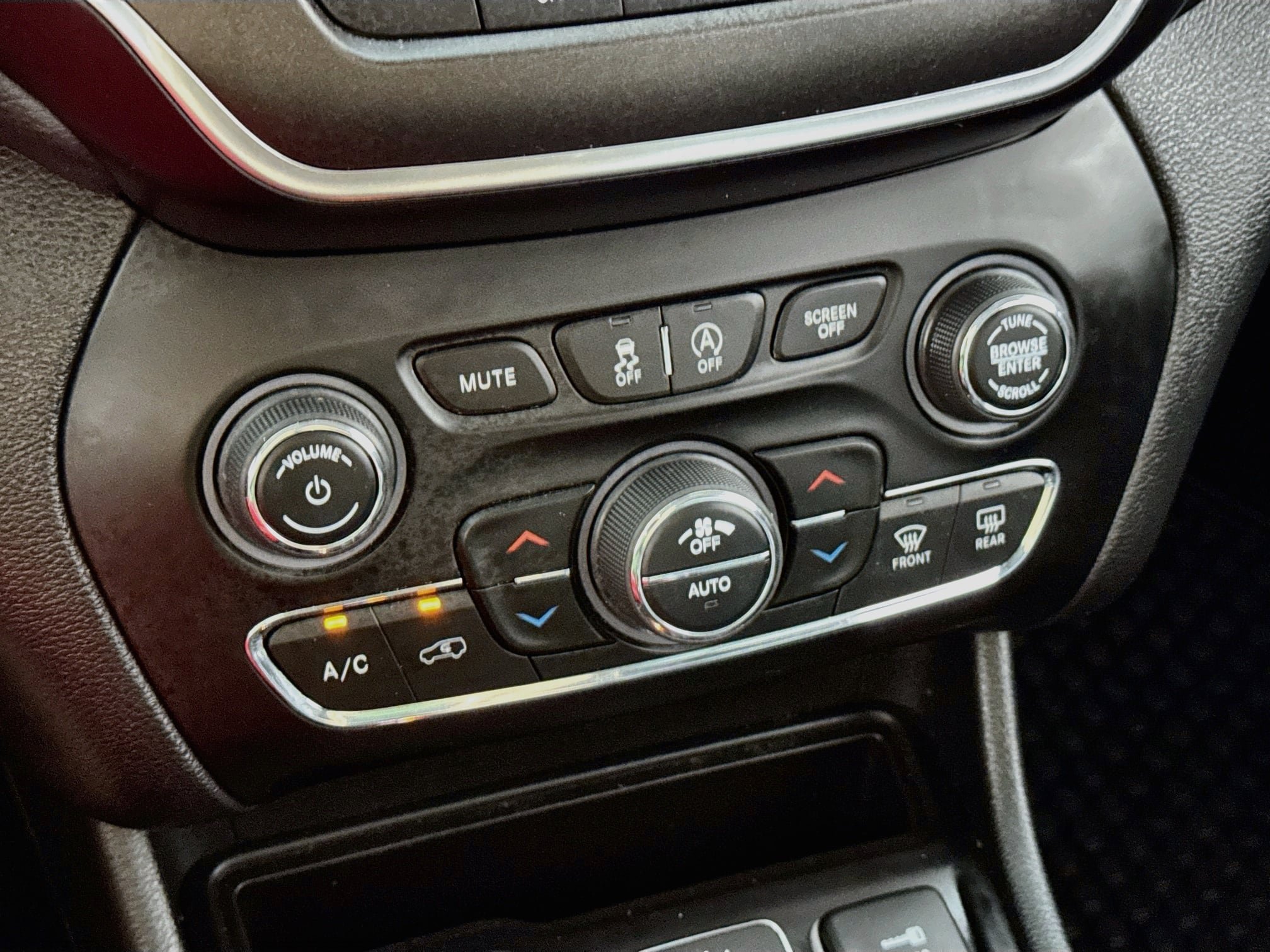Used 2022 Jeep Cherokee Trailhawk w/ Comfort/Convenience Group AWD/4WD image 17