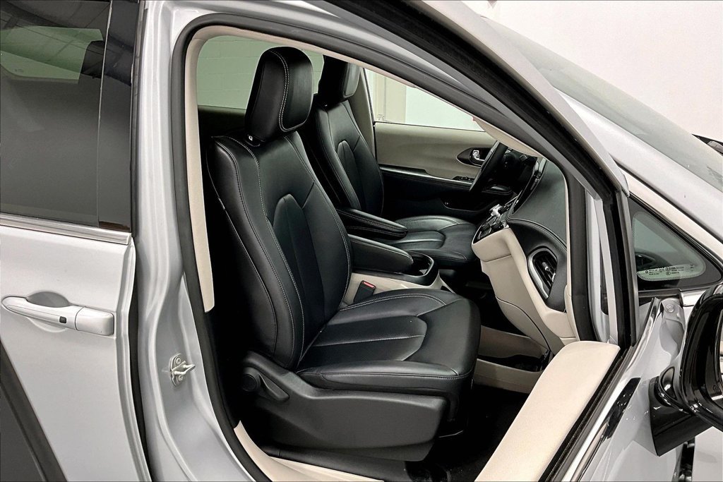 Used 2024 Chrysler Pacifica Limited FWD image 9