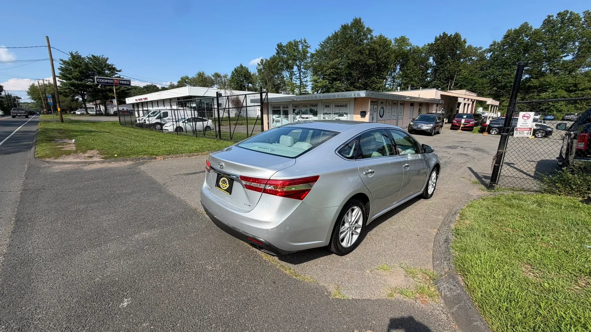 Used 2013 Toyota Avalon XLE FWD image 4