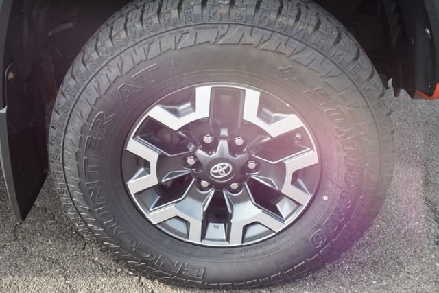 Used 2018 Toyota Tacoma TRD Off-Road w/ Technology Package AWD/4WD image 43