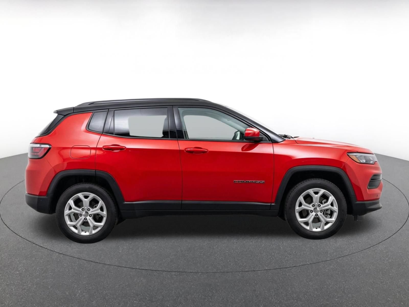 Used 2025 Jeep Compass Latitude AWD/4WD image 9