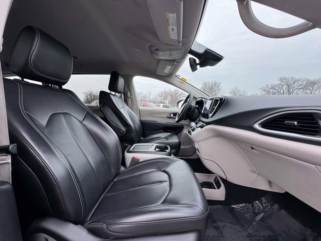 Used 2023 Chrysler Pacifica Touring-L image 17