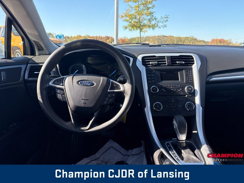 Used 2015 Ford Fusion SE FWD image 2