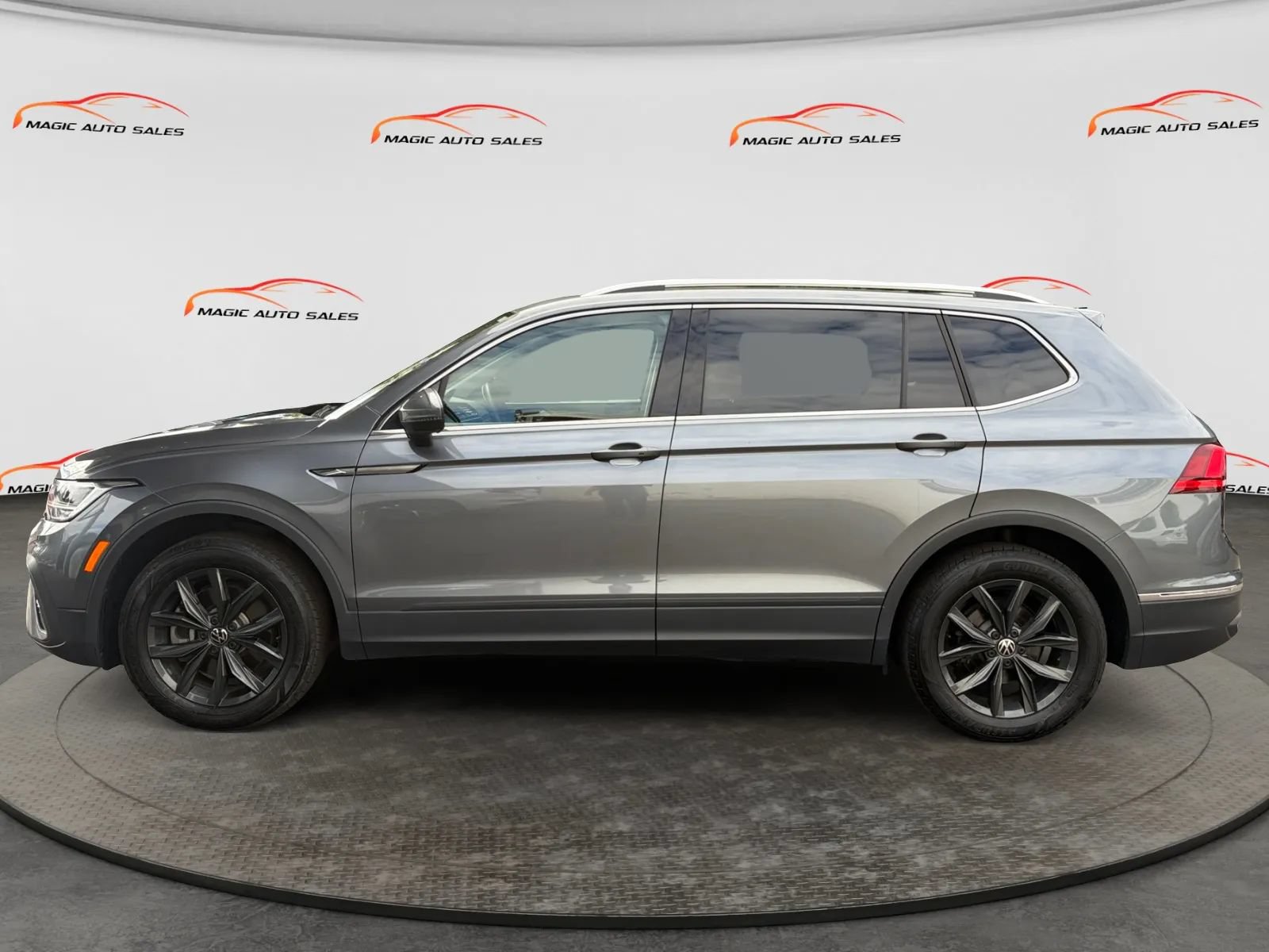 Used 2024 Volkswagen Tiguan SE w/ Panoramic Sunroof Package AWD/4WD image 7