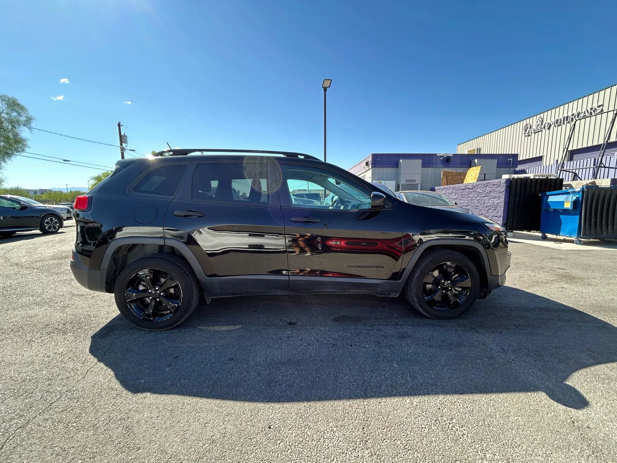 Used 2017 Jeep Cherokee Sport image 4