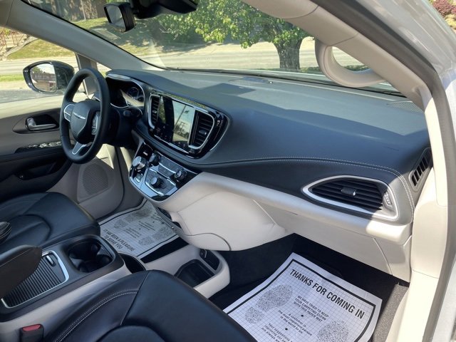 Used 2024 Chrysler Pacifica Select image 32