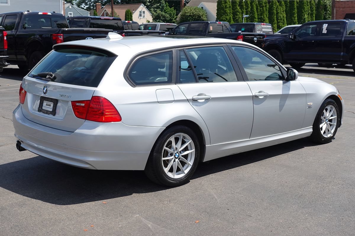 Used 2010 BMW 328i xDrive Wagon AWD/4WD image 3