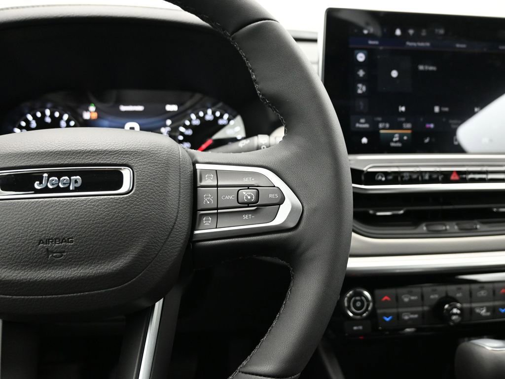 Used 2025 Jeep Compass Limited image 23