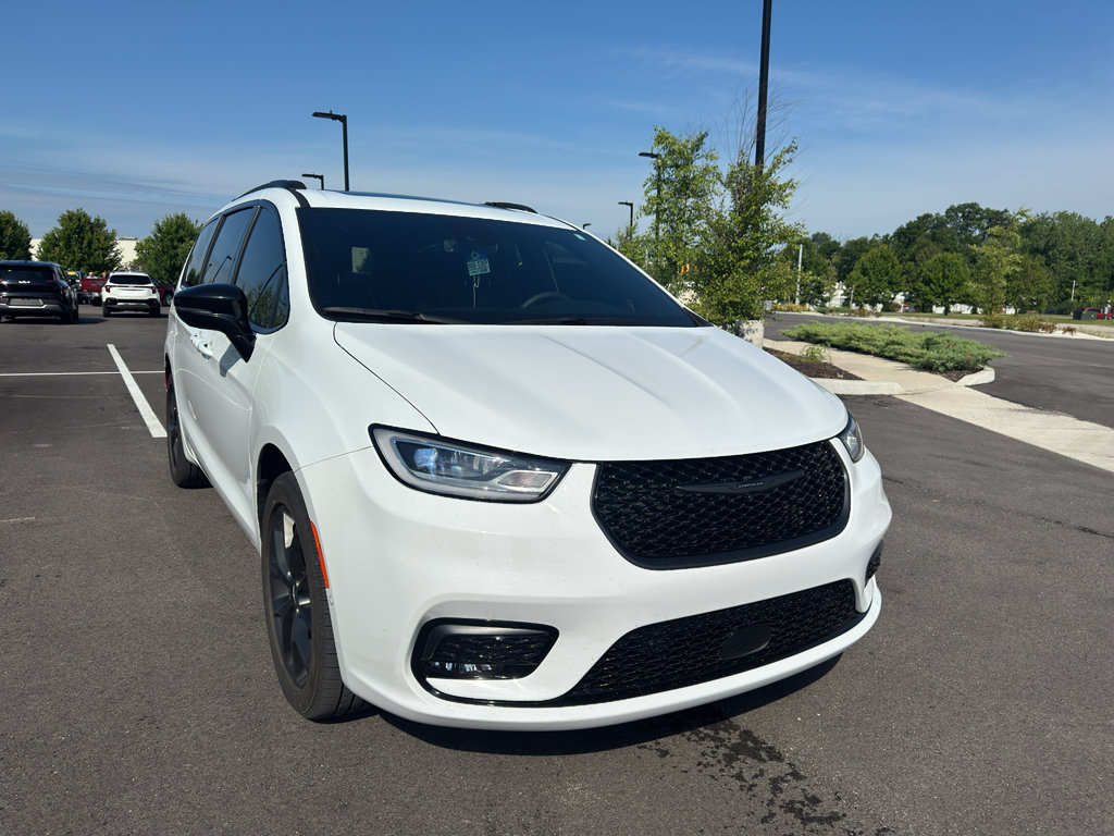 Used 2023 Chrysler Pacifica Limited w/ S Appearance Package AWD/4WD image 4