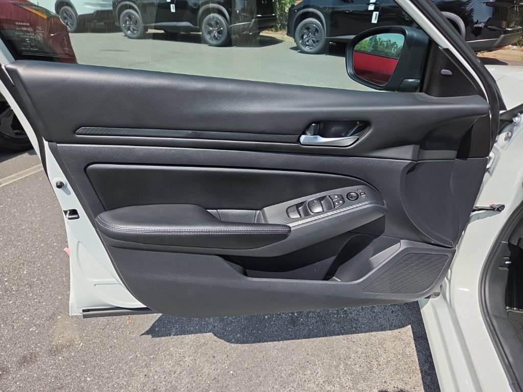 Used 2025 Nissan Altima 2.5 SV FWD image 16