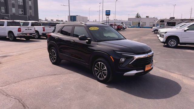 Used 2025 Chevrolet TrailBlazer LT image 2