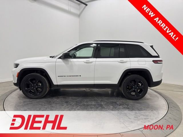 Used 2023 Jeep Grand Cherokee Limited w/ Black Appearance Package image 4